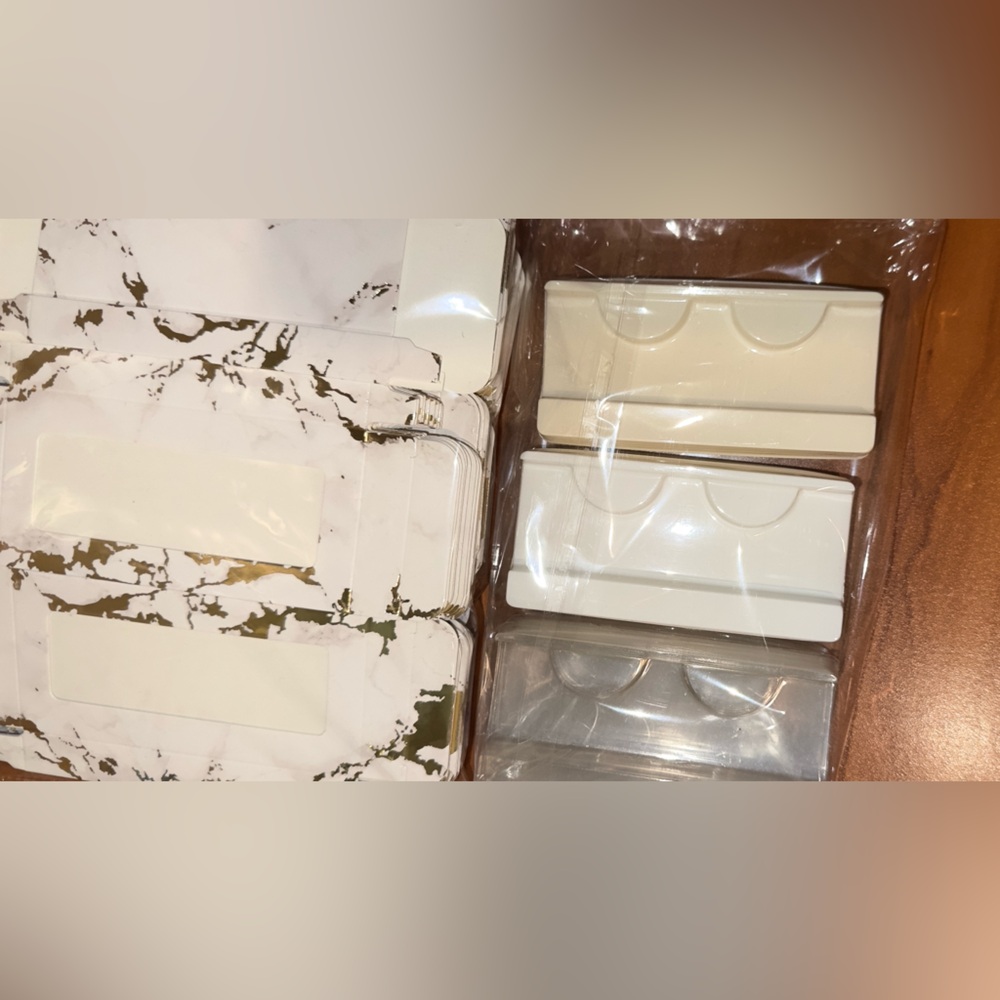 132 EYELASH BOXES AND LASH TRAYS - Picture 3 of 3